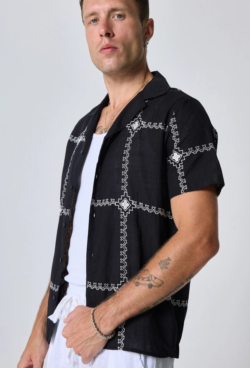 Short-sleeved shirt with embroidery