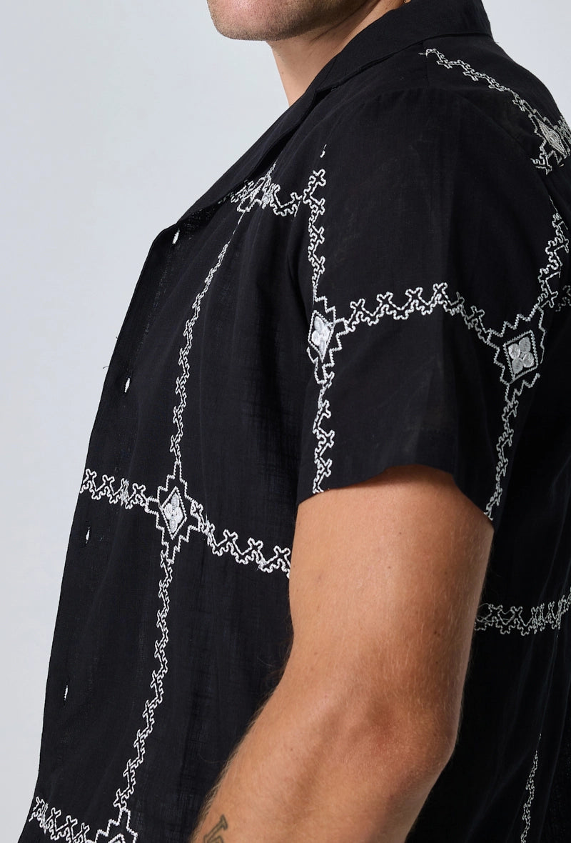 Short-sleeved shirt with embroidery