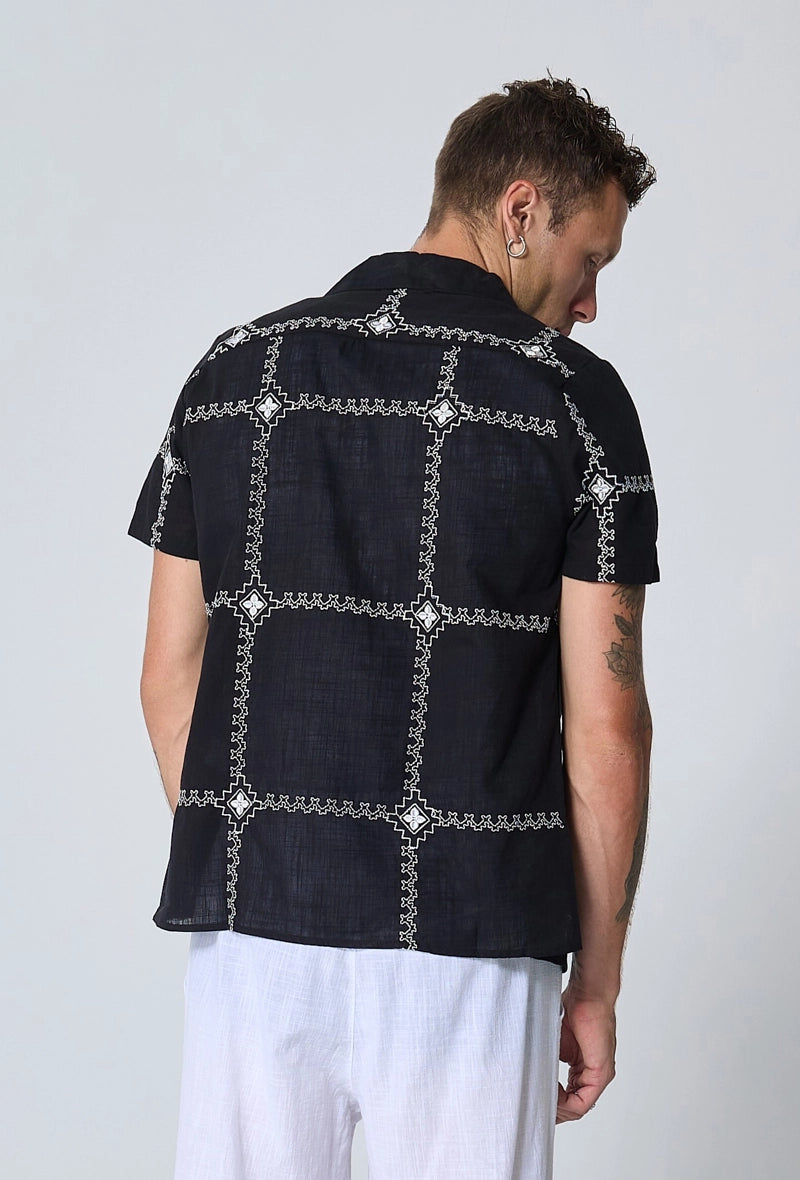 Short-sleeved shirt with embroidery