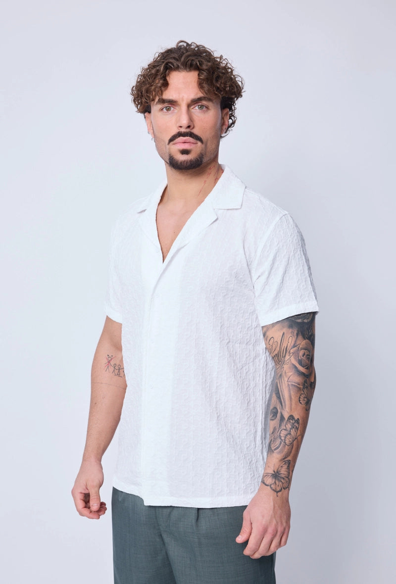 Plain short-sleeved shirt with geometric patterns