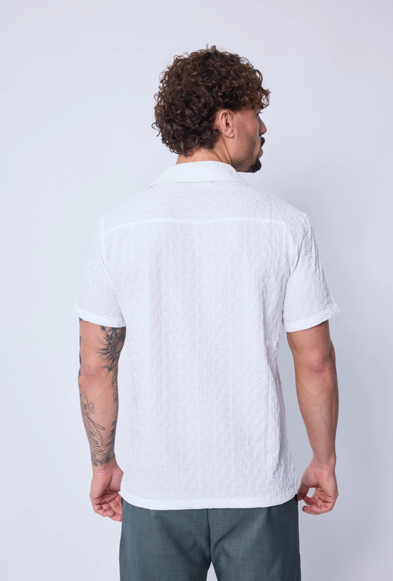 Plain short-sleeved shirt with geometric patterns