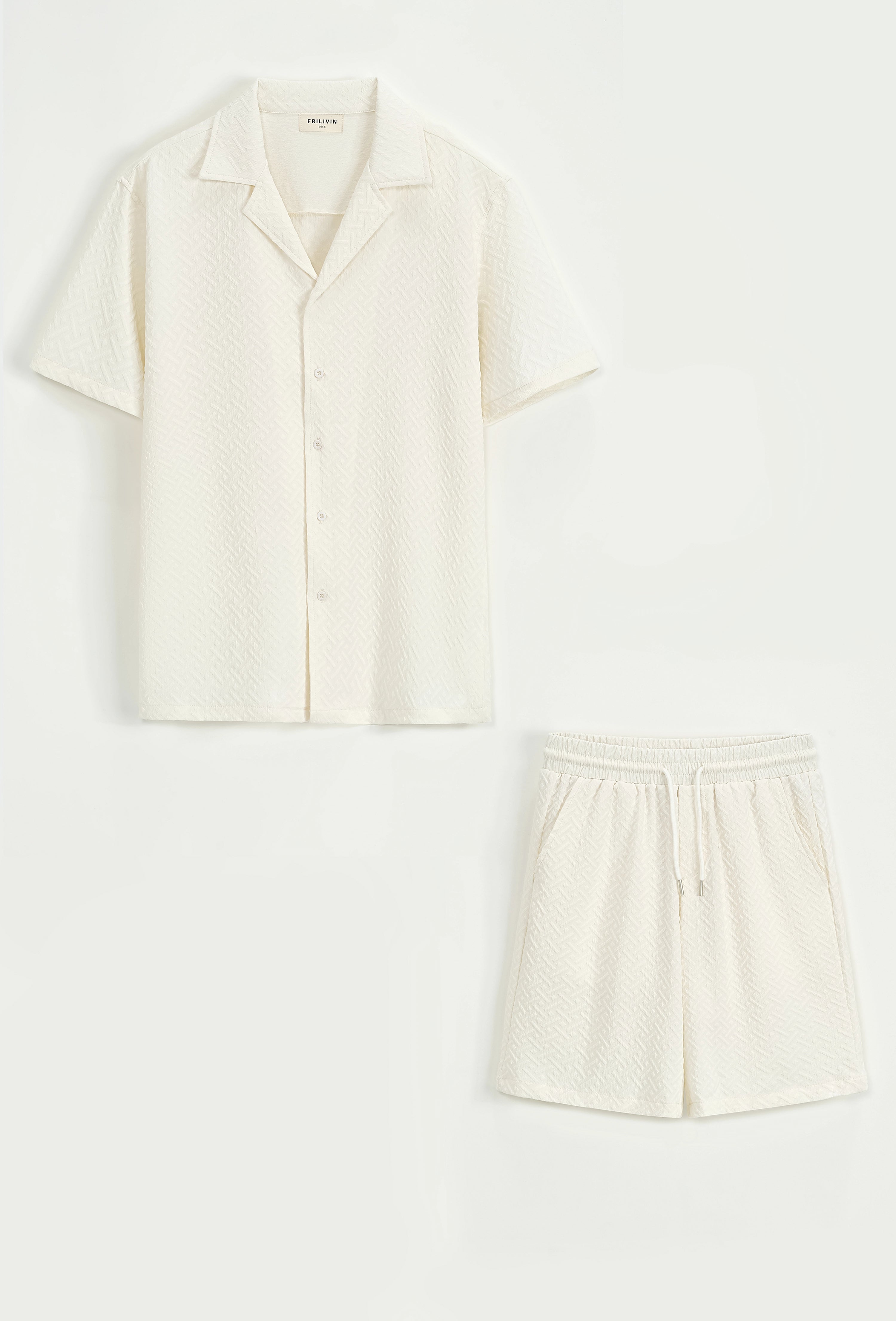 Plain set of short-sleeved shirt and shorts with geometric patterns