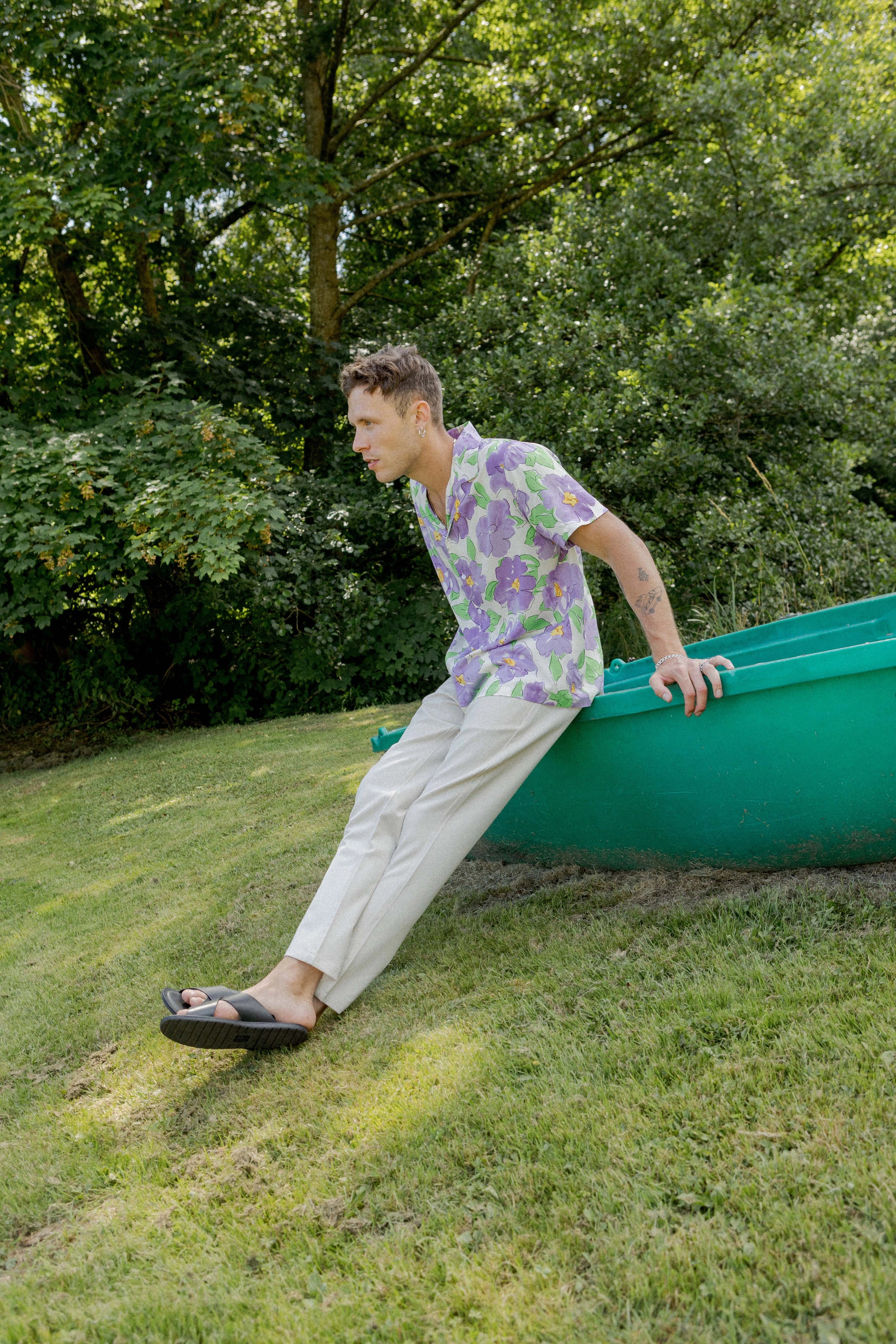 Short-sleeved shirt with a floral pattern