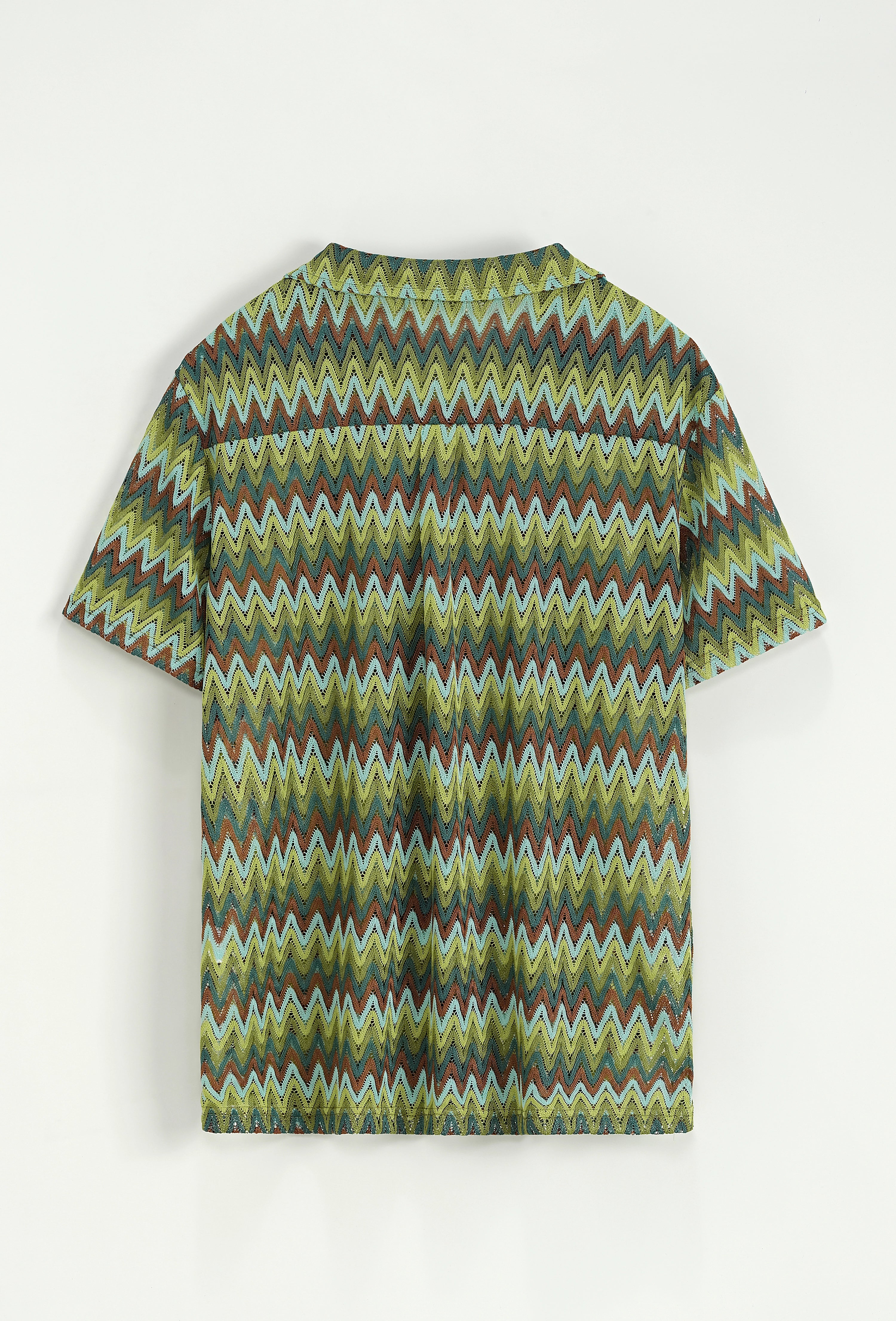 Chemise avec des rayures en zig zag