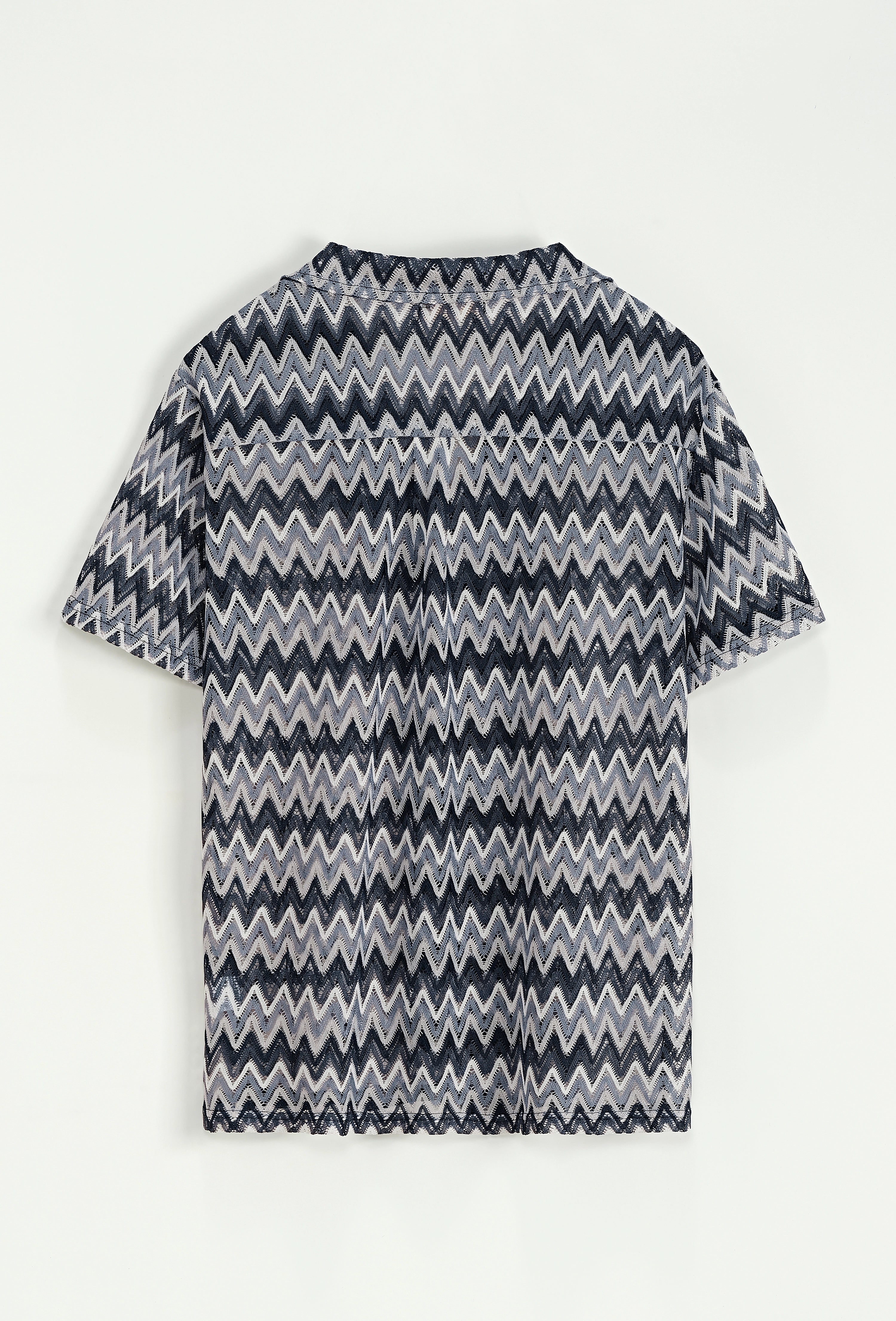 Chemise avec des rayures en zig zag