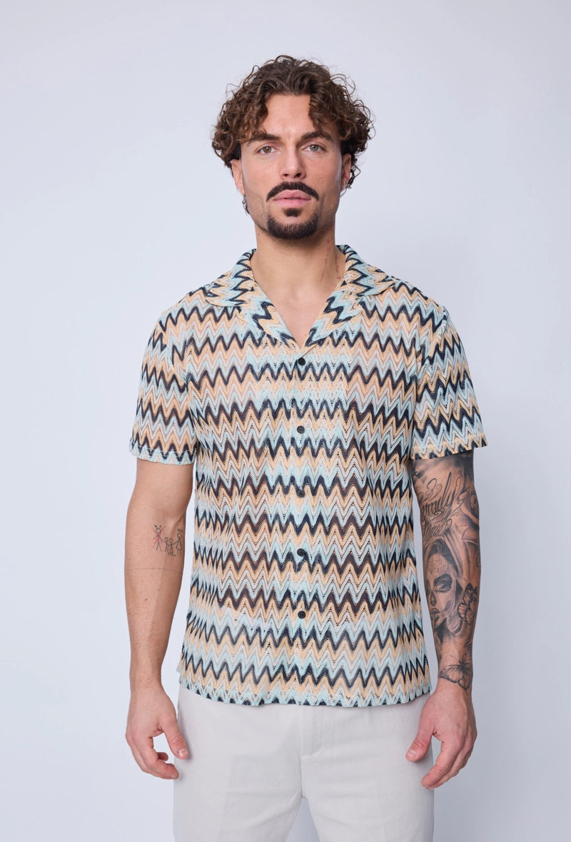 Chemise avec des rayures en zig zag