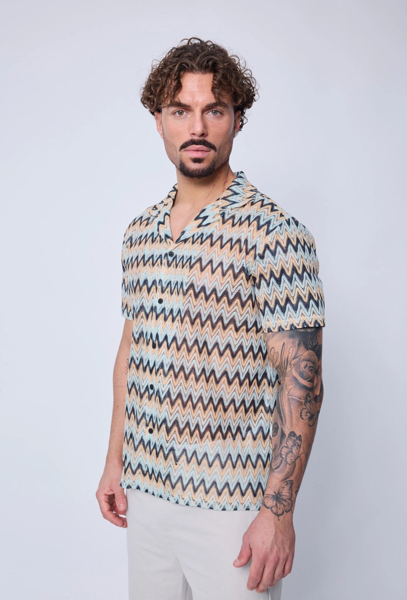 Chemise avec des rayures en zig zag