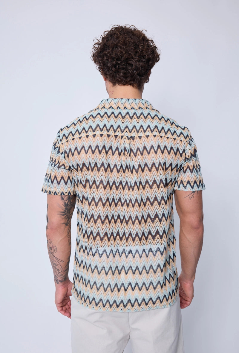 Chemise avec des rayures en zig zag