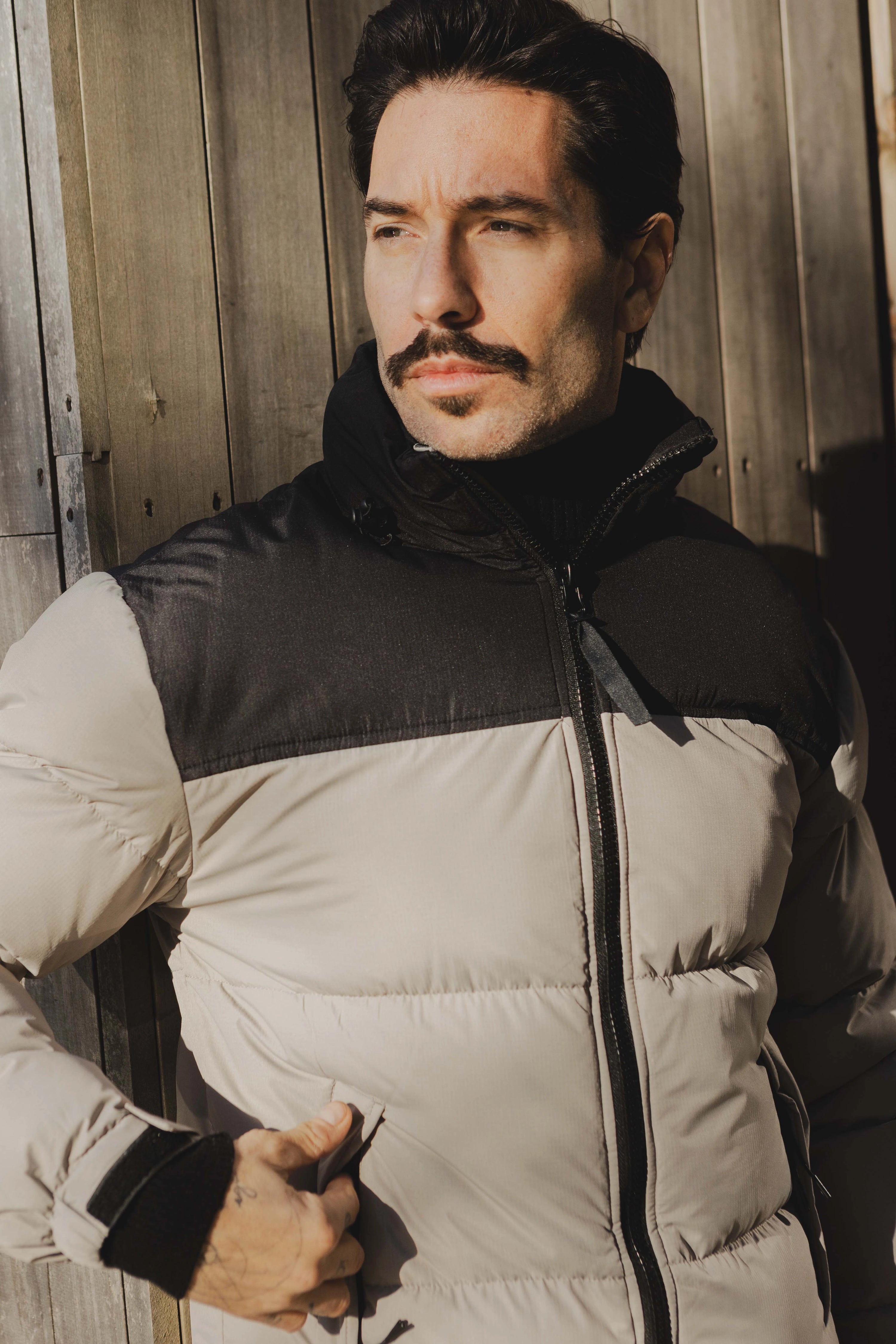 Short puffer down jacket with removable hood