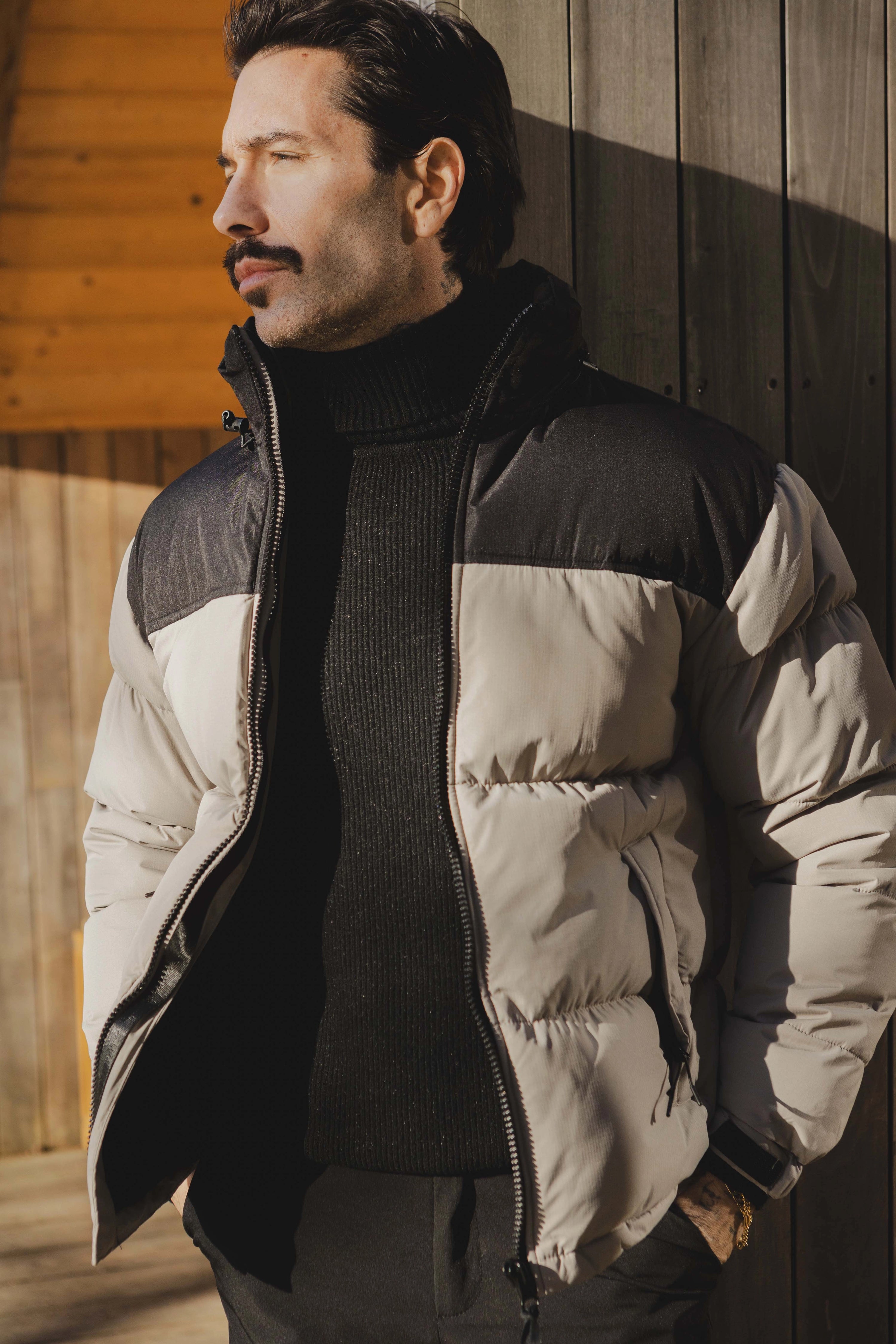 Short puffer down jacket with removable hood